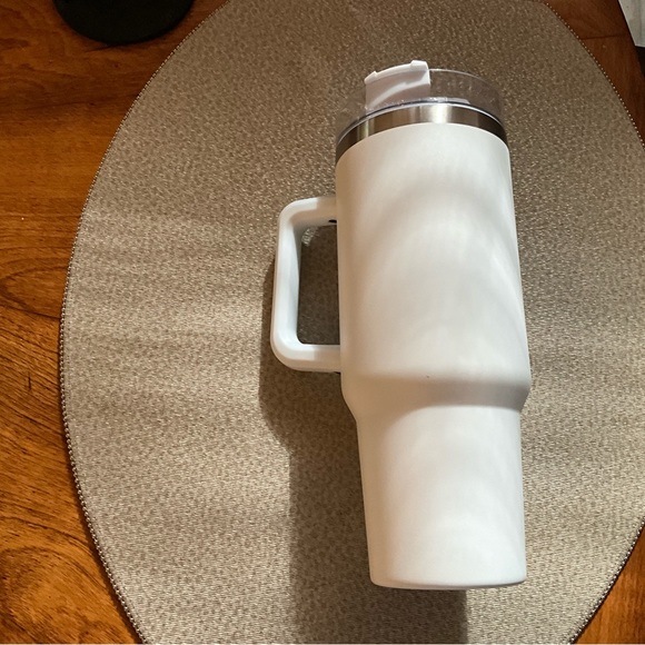 40 ounce tumbler mug with handle and straw. - Picture 5 of 6